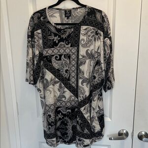 Men’s Elegant Black and White Paisley Short Sleeve Tee